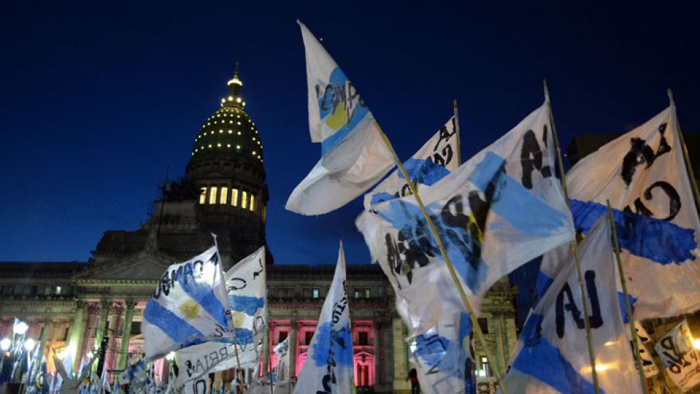 Pese a que el fallo de la Corte tomó a todos por sorpresa, los militantes kirchneristas coparon la Plaza Congreso.