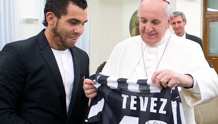 tevez-con-el-papa-francisco