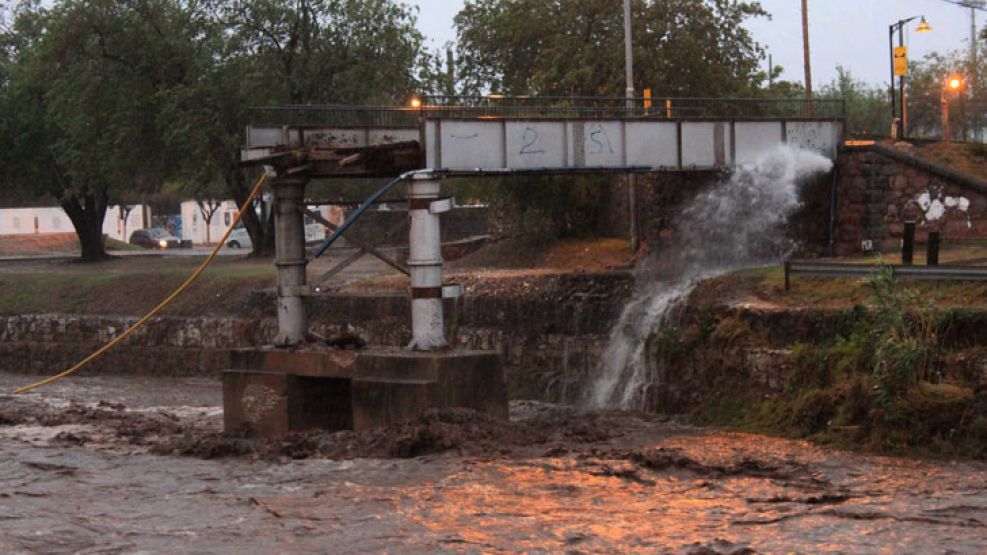 Al agua.  El puente Centenario está detrás del anfiteatro del Festival de Doma y Folclore, en Jesús María.    Se desplomó cerca de las 5.30 de ayer. 