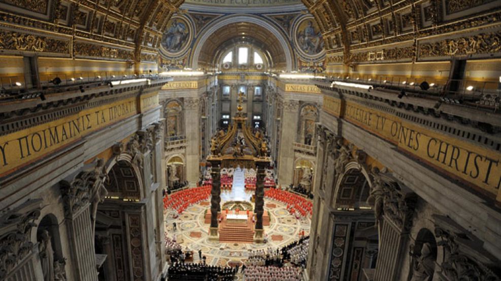 Conclave. En la denuncia de la revista Panorama se menciona el Cónclave para la unción del Papa y la elección del director del IOR, el Institudo de Obras de la Religión, de la Santa Sede.