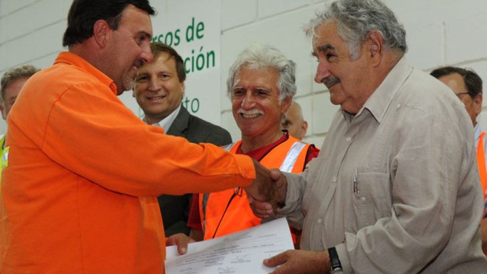 Pepe. El presidente uruguayo entrega certificados de capacitación a obreros de la nueva pastera.