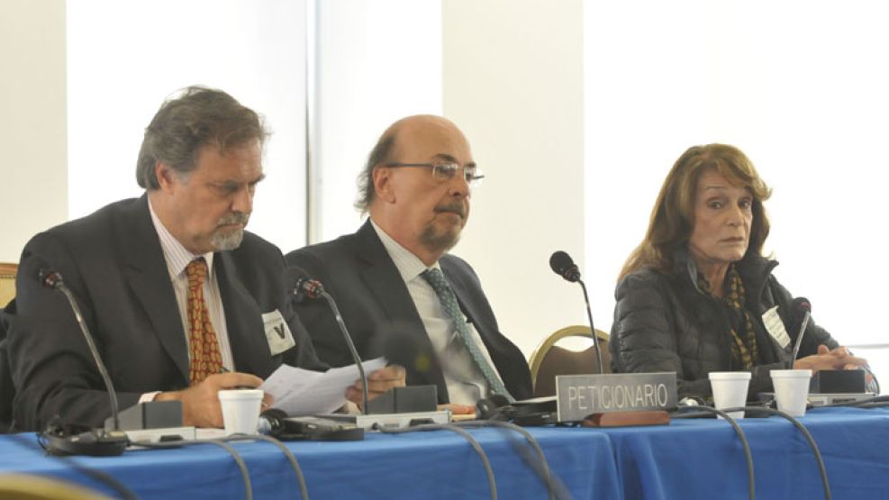 Sesion. Ruiz Guiñazú y Morales Solá frente a la embajadora Garré. La relatora, Catalina Botero.