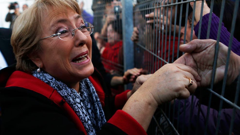 Popularidad. La imagen de Bachelet supera a la de su partido.