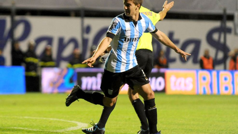 Vuelve. El 9 de la Academia parece llamar para que vayan a abrazarlo. Fue en la celebración de su primer gol, que llegó de cabeza.