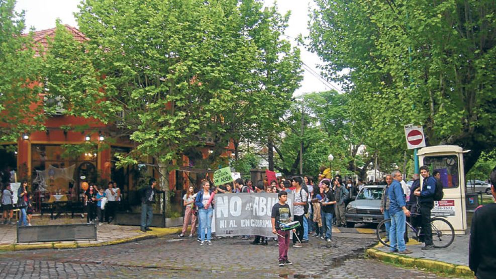 Reclamo. Amigos y familiares de las víctimas marcharon hasta la escuela a la que concurren los acusados. La consigna fue: “Hoy abusadores, mañana violadores”. 