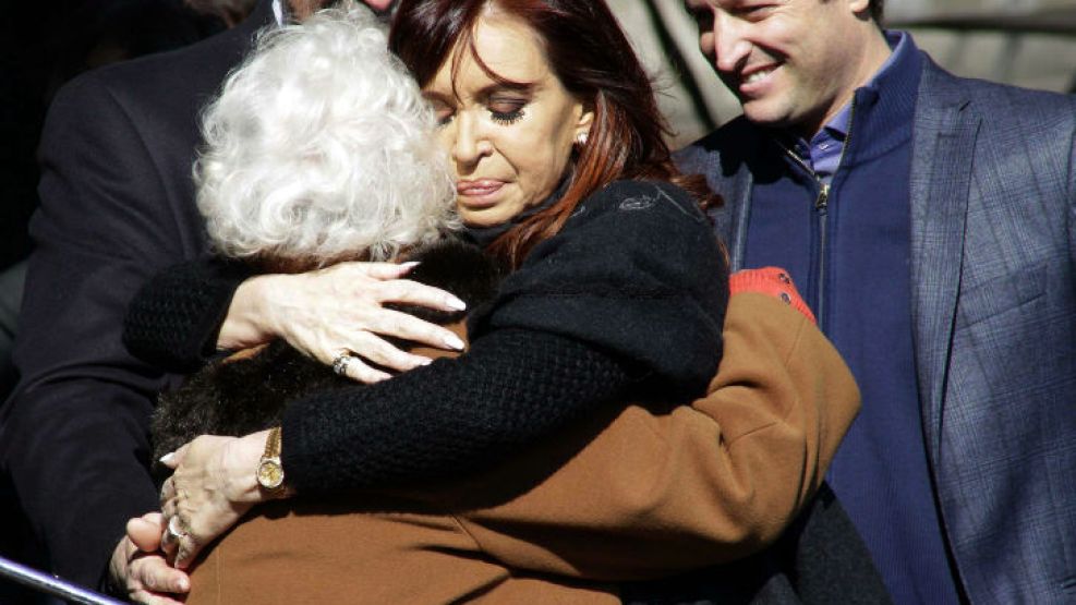  La presidente Cristina Fernández de Kirchner, saluda emocionada a Estela de Carlotto, en la inauguración de la maternidad en Moreno que lleva el nombre de la presidenta de Abuelas de Plaza de Mayo. P