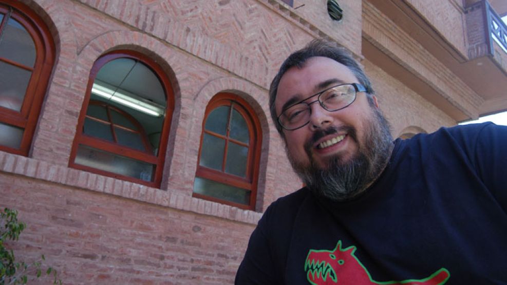 Simple. De la Iglesia renunció a la presidencia de la Academia del cine español por conflictos de derechos de autor.