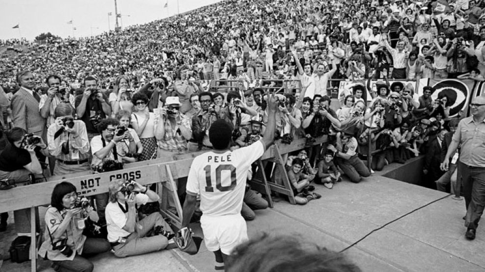 De regreso. Pelé llegó al Cosmos con 34 años, cuando ya había dejado el fútbol, y se sumó a un equipo lleno de figuras en retirada.