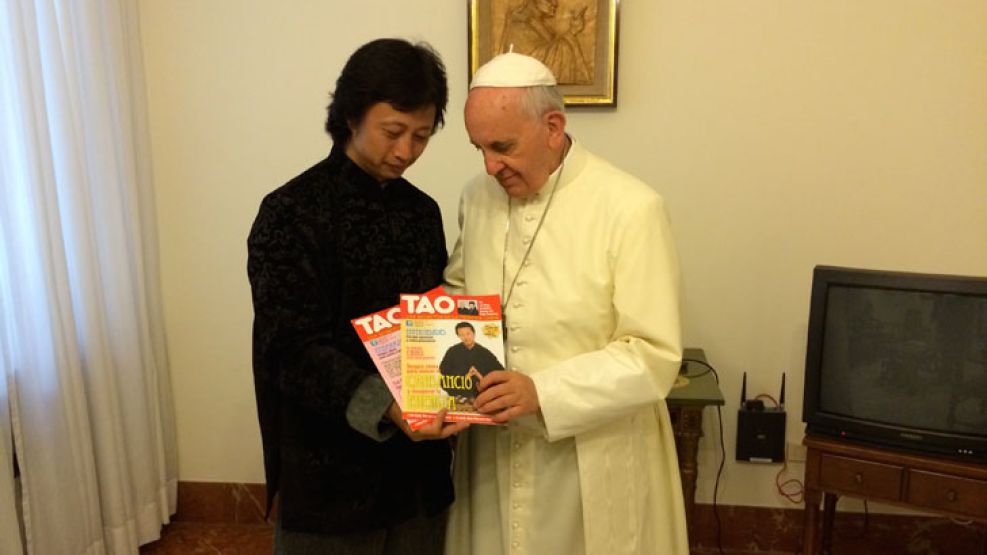 Juntos. En Roma, Ming le muestra al Papa ejemplares de Tao. 