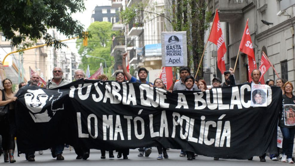 Movilización. Familiares de Walter y de otras víctimas del aparato policial se concentraron en los tribunales de la calle Paraguay.