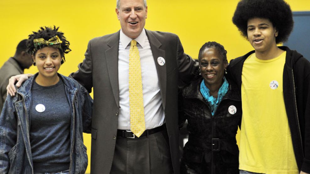 Multirracial. De Blasio con su esposa, Chirlane McGray, una poeta y activista afroamericana, y sus dos hijos, Chiara y Dante. El peinado del chico fue elogiado por Obama.