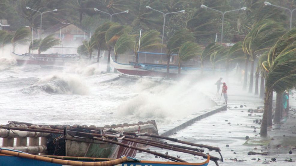 Peligro. Filipinas sufrió un tifón que trajo vientos de 300 kilómetros por hora y olas de seis metros.