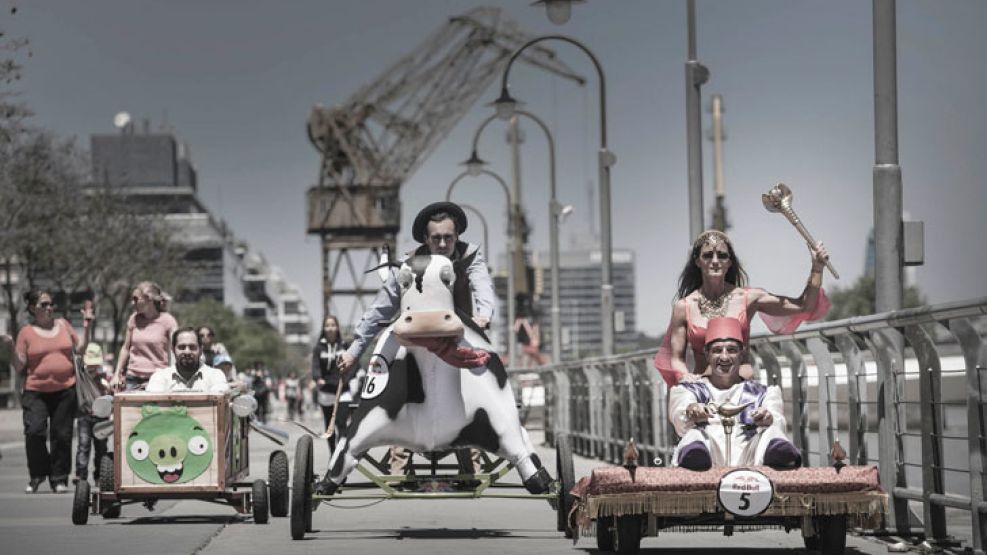 Trío. Antes de la competencia, los autos recorrieron Puerto Madero para las fotos. Entre los jurados hay pilotos, modelos y actores.