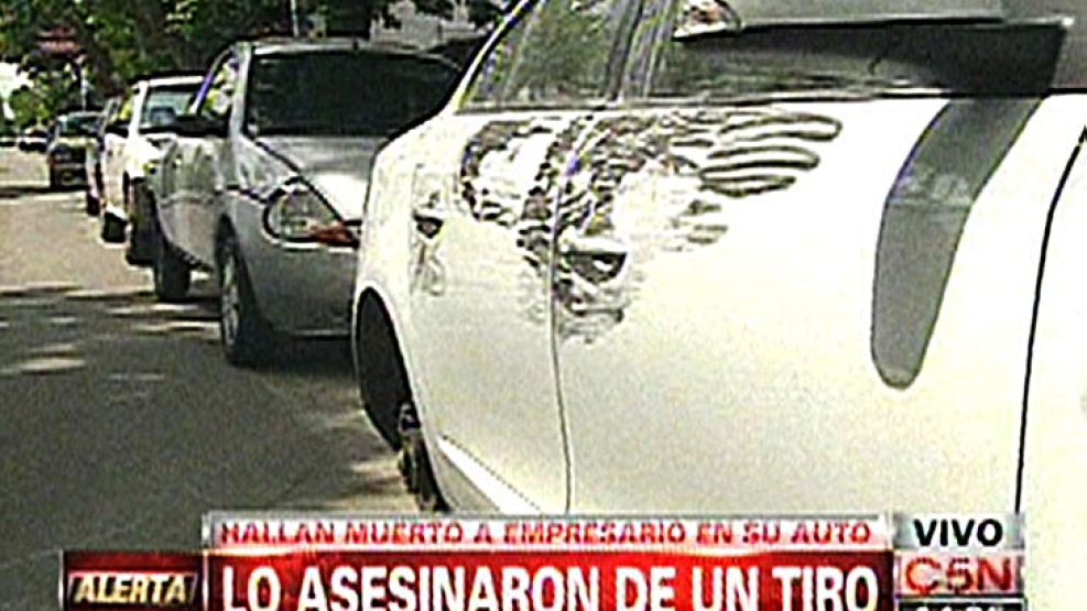 Desmantelado. Al auto de la víctima le robaron las cuatro ruedas.