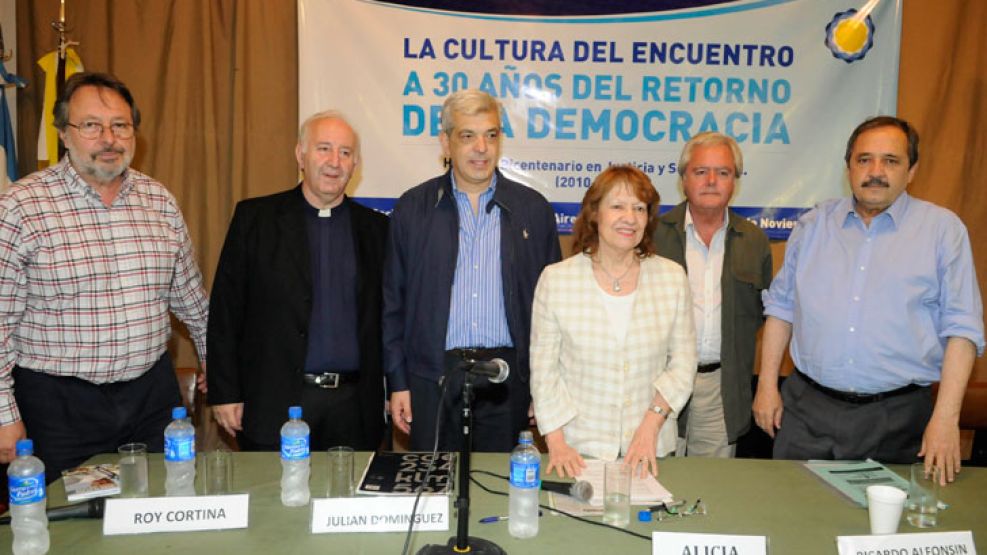 Dialogo. Ayer, en la Pastoral Social, pluripartidismo: Del Piero, Domínguez, Pierini, Pinedo y Alfonsín.