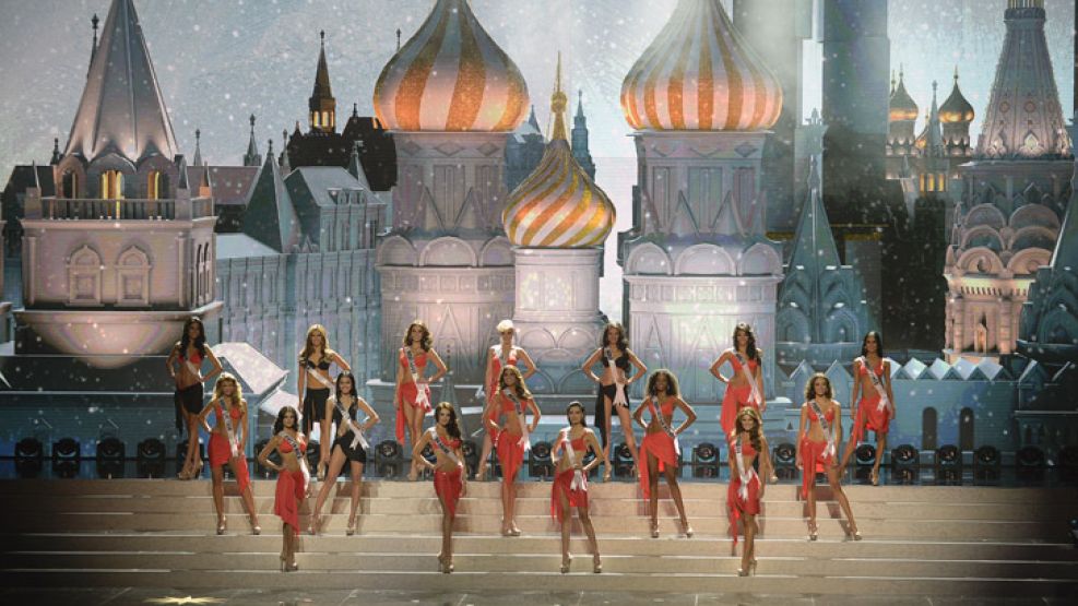 El concurso de belleza tuvo lugar en el Crocus City Hall en Moscú. 