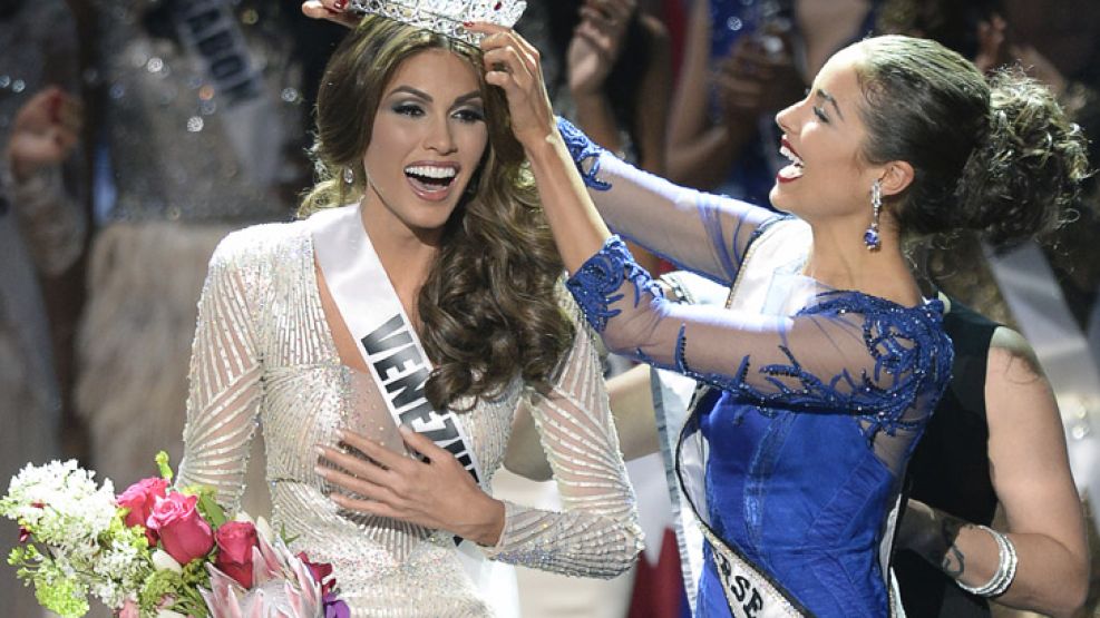 Gabriel Isler recibió la corona de diamantes de manos de la anterior ganadora, la norteamericana Olivia Culpo. 