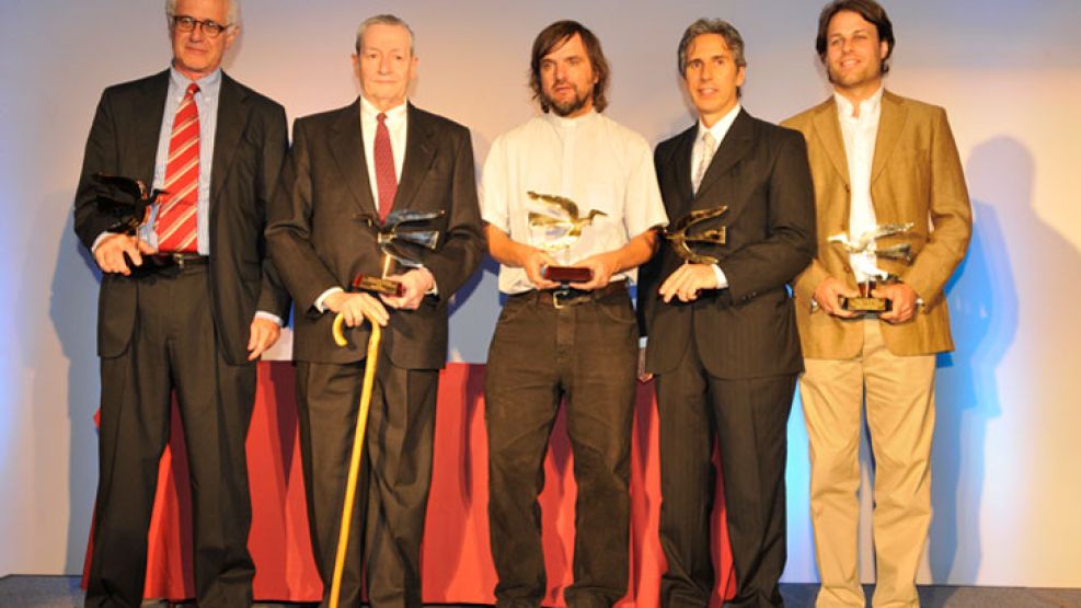 Premiados. Víctor Penchaszadeh, Agustín Alezzo, el padre Pepe, Juan Miceli y Andy Ovsejevich.