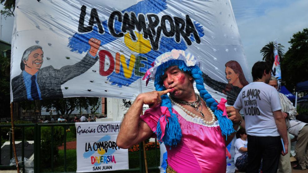 Todo el arcoiris. La celebración incluyó mucho color y mucha producción, tal como acostumbra la comunidad LGTBI local. Cerró con un show de Sandra Mihanovich.