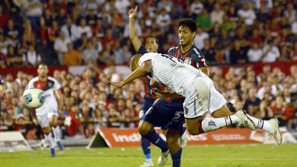 Vuela David. Berti lo puso de titular y el francés facturó en la primera ocasión clara que dispuso. El salto le dio un costado estético al gol. Después, el Ciclón lo emparejó.