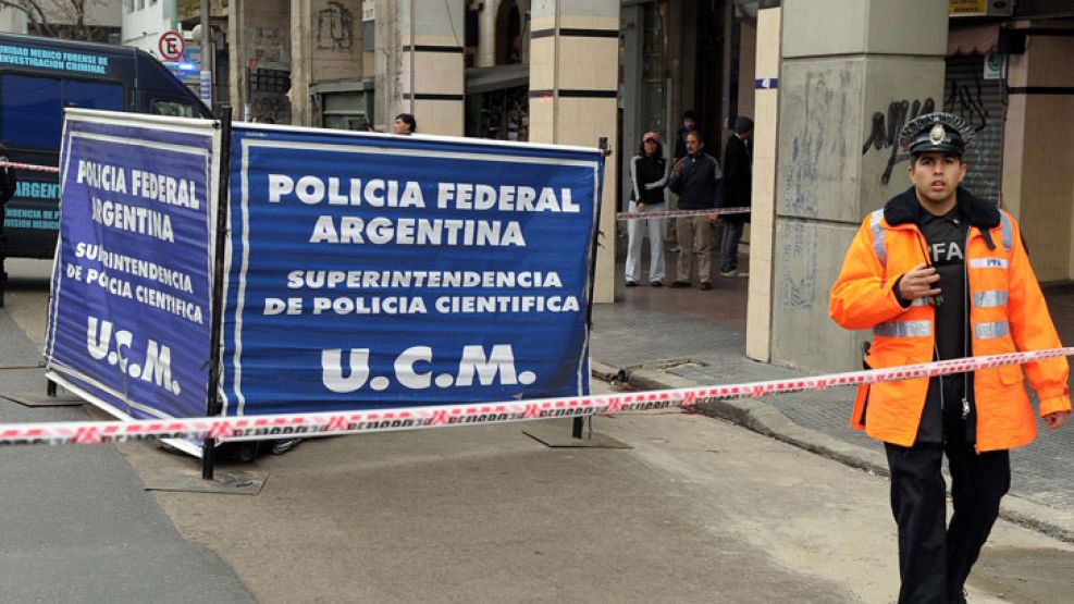 Al policía se le cayó el arma, dijo entonces la Federal. 