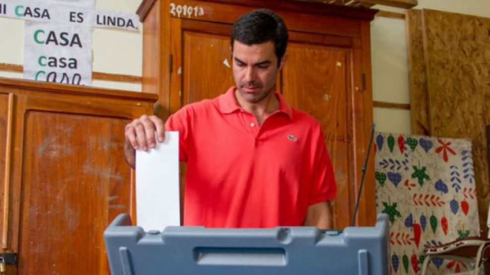 El gobernador de Salta, Juan Manuel Urtubey, en plena votación electrónica.