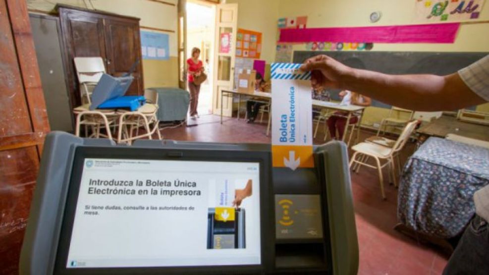 El nuevo método de votación electrónica ocasionó demoras durante el transcurso de los comicios.