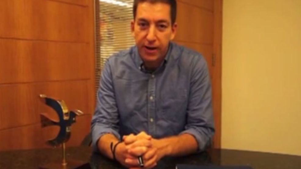 Glenn Greenwald al recibir el Premio Perfil.