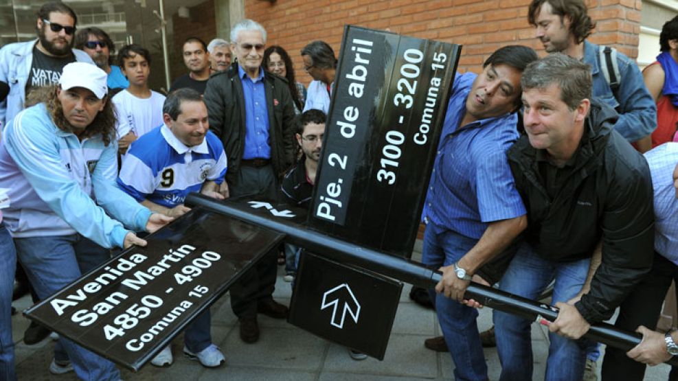 Por la fuerza. Manifestantes colocaron el nombre original. 