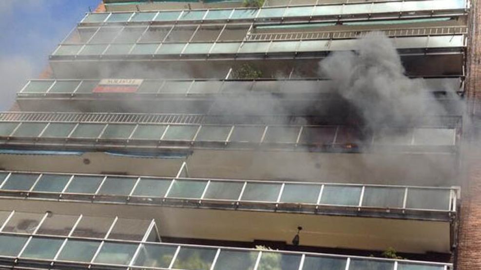 El fuego produjo cuatro heridos, que fueron trasladados a un hospital cercano con principio de asfixia.