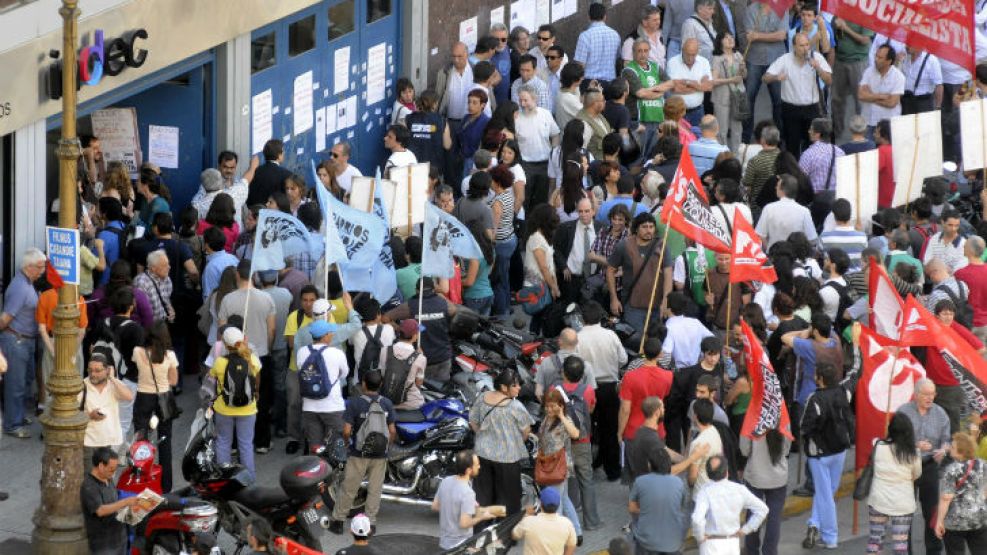 Manifestación en el INDEC hoy al mediodía, reclamando la reincorporación de Almeida.