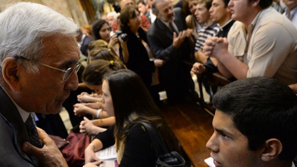 Amadeo (al fondo, de traje, implorando con las manos) fue uno de los presentes en el acto en la Catedral.