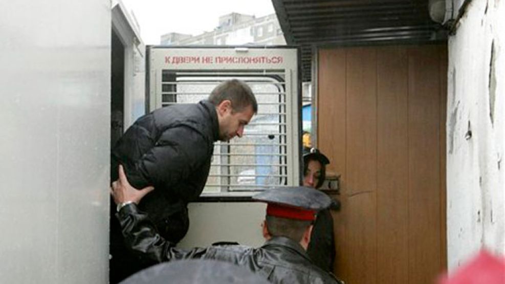 Los 30 activistas de Greenpeace detenidos en Rusia, entre los que se encuentran dos argentinos, fueron ingresados hoy en centros de detención de San Petersburgo.