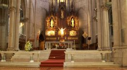 Violentos usaron como baño el altar de la Catedral de Mar del Plata y robaron algunos elementos religiosos. 