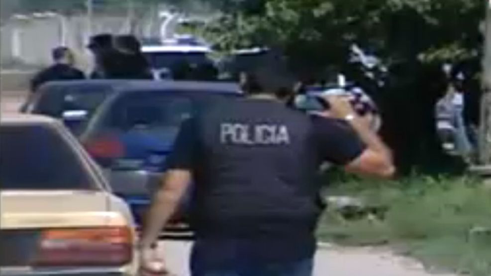 Frente a las cámaras de televisión, el hijo de uno de los rehenes recibió un llamado de los delincuentes, quienes le pidieron la presencia de los canales de TV de aire.