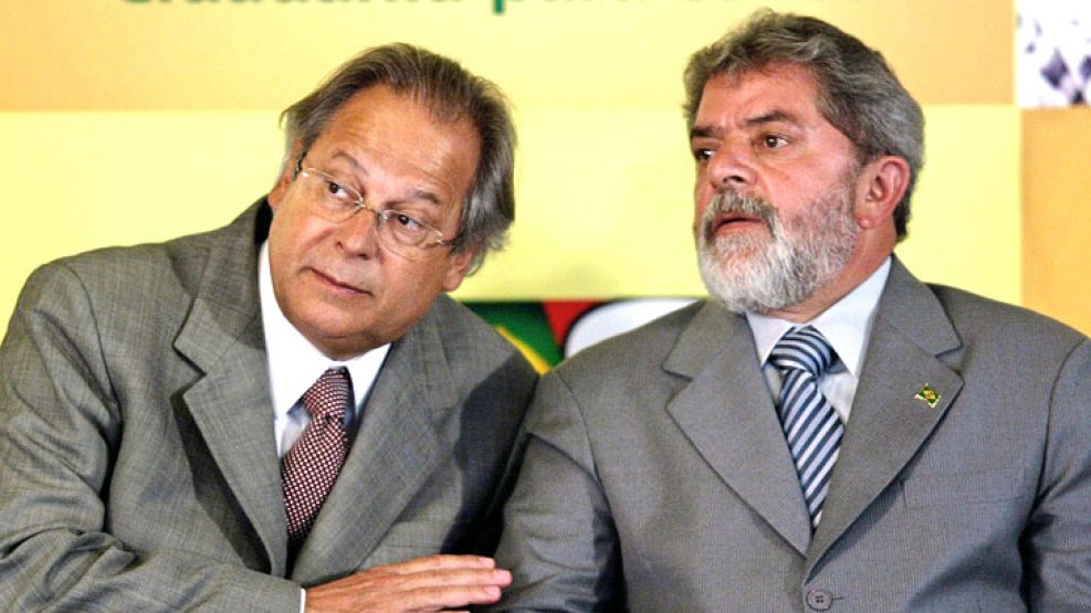 Lula Da Silva logró esquivar el escándalo de corrupción, pero no así su jefe de Gabinete Jose Dirceu (izq.)