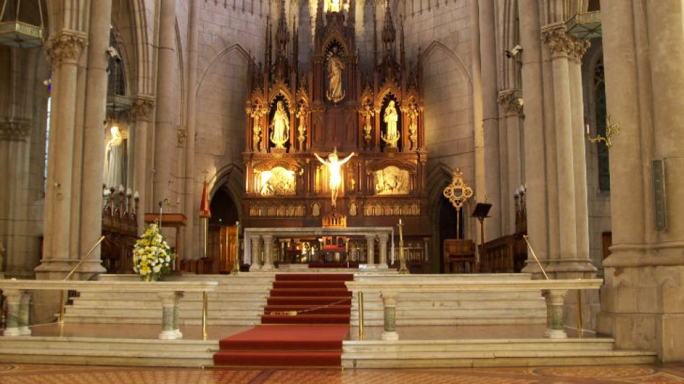 Violentos usaron como baño el altar de la Catedral de Mar del Plata y robaron algunos elementos religiosos. 