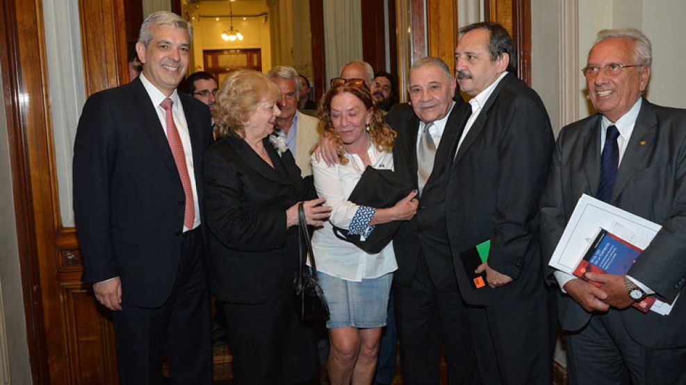 El periodista de Crónica, Roberto Di Sandro, fue reconocido en la Cámara de Diputados por sus 66 años de trayectoria.