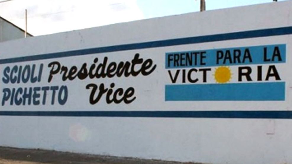 Pintadas con la leyenda "Scioli presidente, Pichetto vice" en la principal vía de acceso de Bariloche blanquearon las aspiraciones del jefe de la bancada kirchnerista en el Senado.