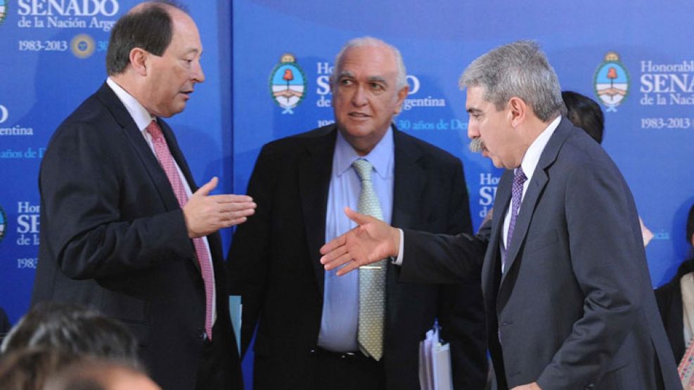 Comision. Los senadores Sanz y Fernández se estrechan la mano.