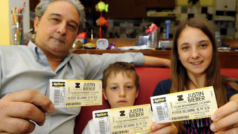 Damnificados. Daniel Goldschläger y sus hijos Antonia e Iván, con las entradas que apenas pudieron disfrutar.