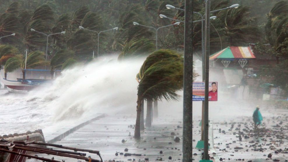 El tifón Haiyan destrozó varias ciudades filipinas. La desigualdad económica también se da en la ecología: permite frenar el desarrollo de los emergentes y oculta el debate de la injusta distribución 