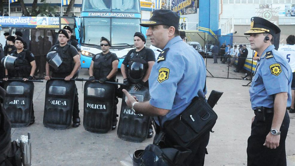 Operativo. En el último clásico rosarino, jugado en el Gigante de Arroyito, hubo 2.200 policías destinados a cuidar el orden. En el invierno ya se había suspendido un partido antes de jugarlo.