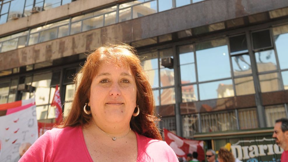 RECLAMO. Marcela Almeida reclamó que la dejen entrar al Indec.