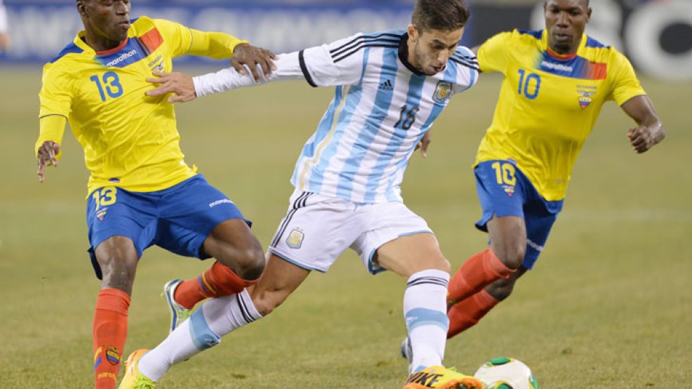 Ricky conducción. Alvarez se lleva la pelota entre Enner Valencia y Walter Ayoví. El volante del Inter buscó asociarse con Di María.