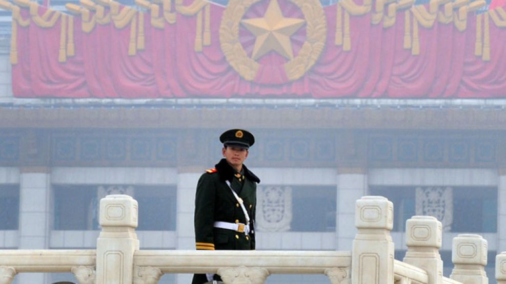 Seguridad. Un soldado chino controla el ingreso de la reunión del Partido Comunista en Beijing.