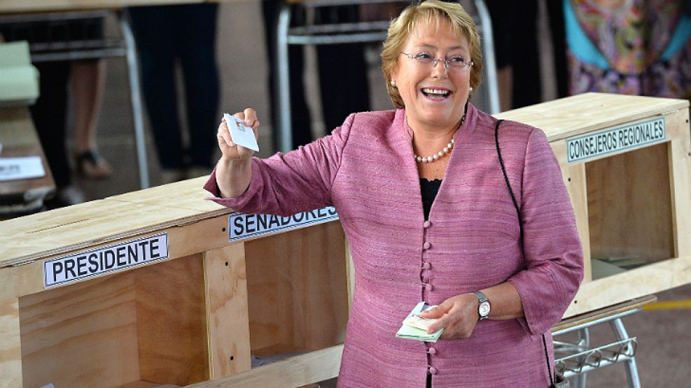 Esa mujer. Bachelet propone reformar la Constitución y cambios impositivos. También anunció que terminará con el lucro en la educación. Una candidata desenfranada.