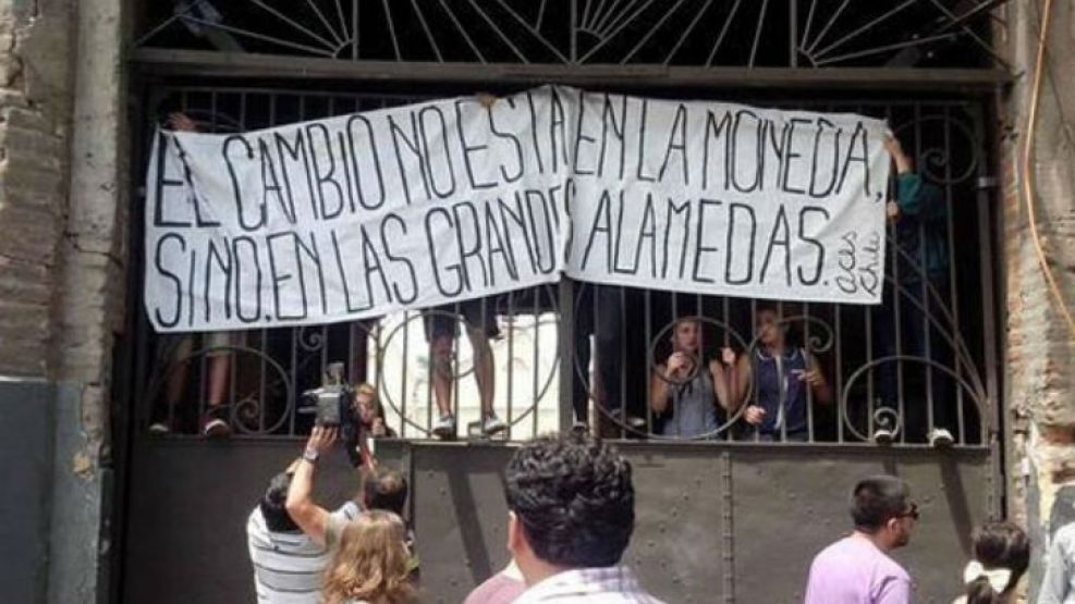 "Los cambios no están en La Moneda (sede del gobierno), están en las grandes alamedas", decía el lienzo que portaban los estudiantes.