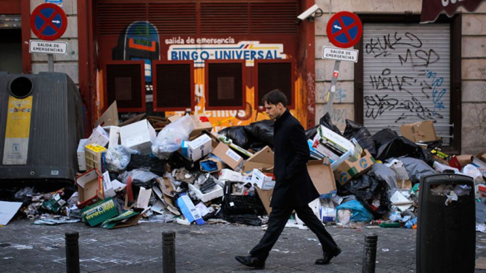 Suciedad. La capital española pudo ser limpiada recién el viernes.