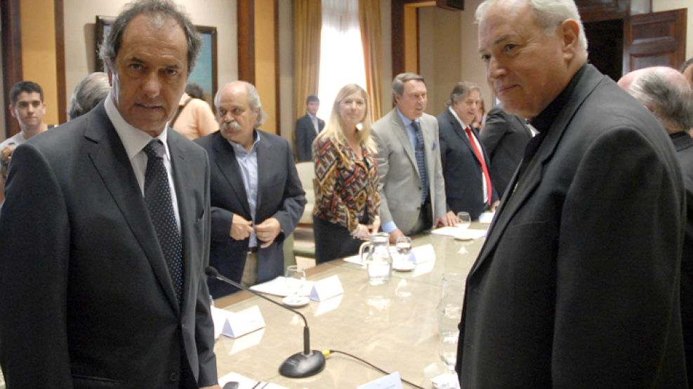 El gobernador bonaerense Daniel Scioli, se reunió con su equipo de Gobierno y obispos de la provincia de Buenos Aires para continuar desarrollando la agenda social en marcha, con eje en la lucha contr